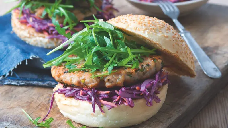 Kuřecí burger s rukolou a zelným salátem