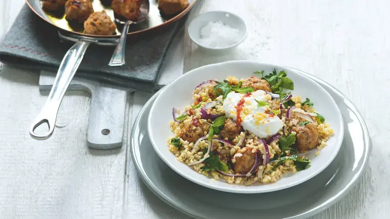 Kuřecí kuličky s harissou & bulgur 