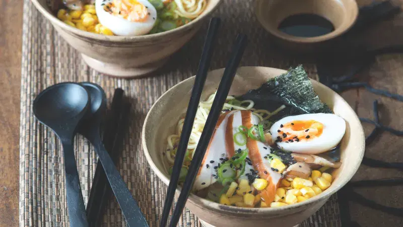 Ramen s uzeným kuřetem a kukuřicí