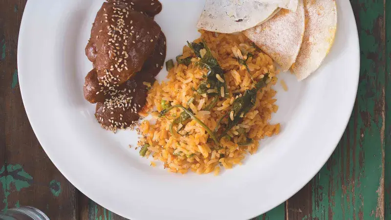 Kuře s omáčkou mole a červenou rýží