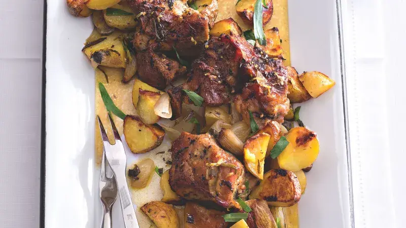 Kůzlečí pečeně na másle s estragonem a bramborami