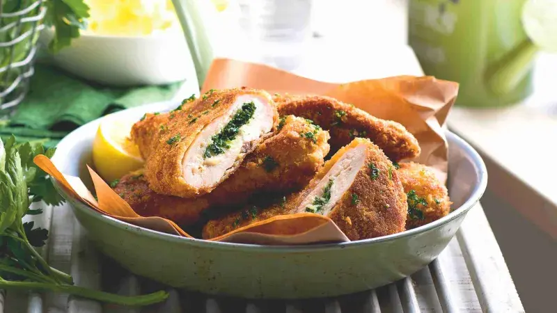 Kyjevský řízek s petrželkovou strouhankou