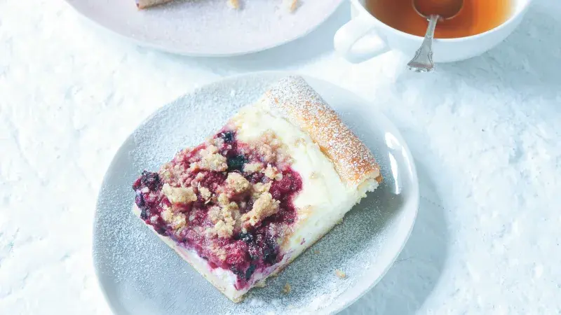 Kynutý koláč s drobným ovocem a drobenkou