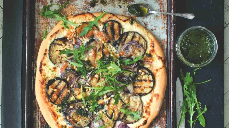 Lilková pizza po sicilsku