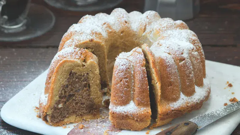 Linecká bábovka s ořechovou náplní