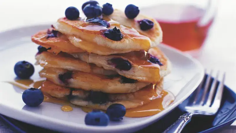 Lívance s borůvkami a medovou omáčkou