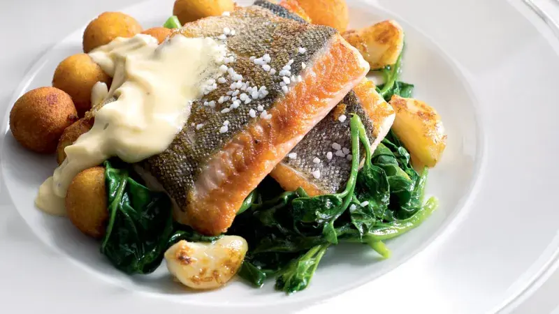 Pečený lososovitý pstruh s česnekem a špenátem