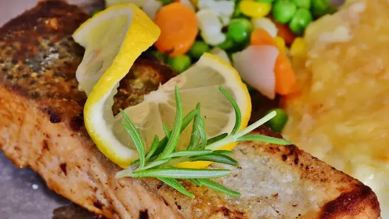 Jakou rybu na vánoční večeři, když vám kapr nechutná. Možností je spousta, tradici přitom neporušíte