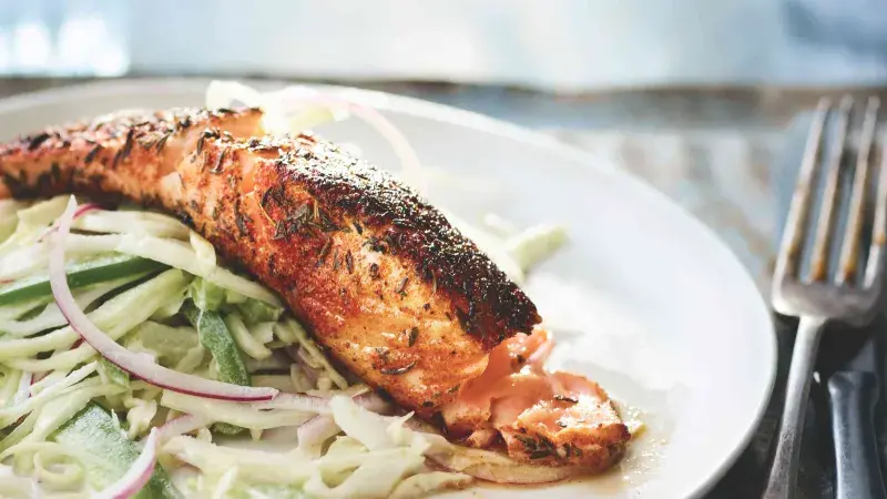 Losos s cajunským kořením a zelným salátem