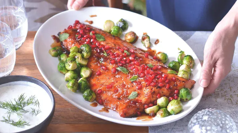 Losos s granátovým jablkem a růžičkovou kapustou