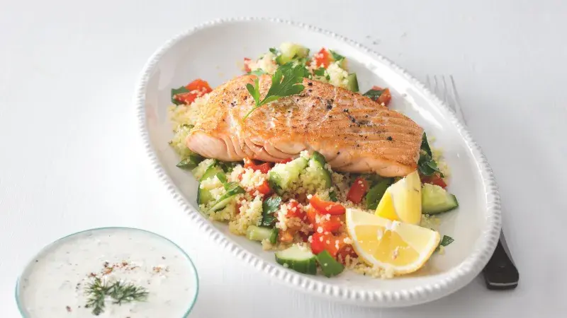 Losos s kuskusem a koprovým dipem