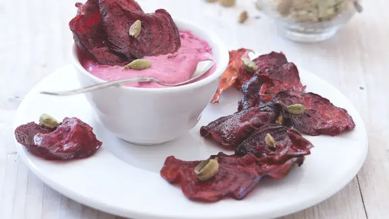 Pečené lupínky z červené řepy s jogurtovým dipem