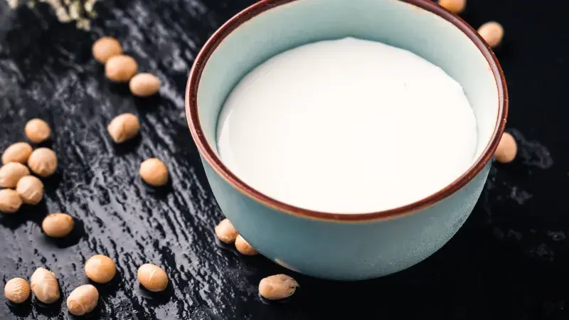 Obilná alternativa mléka z rýže, špaldy nebo ovsa. K čemu je můžete použít a jak z nich vařit