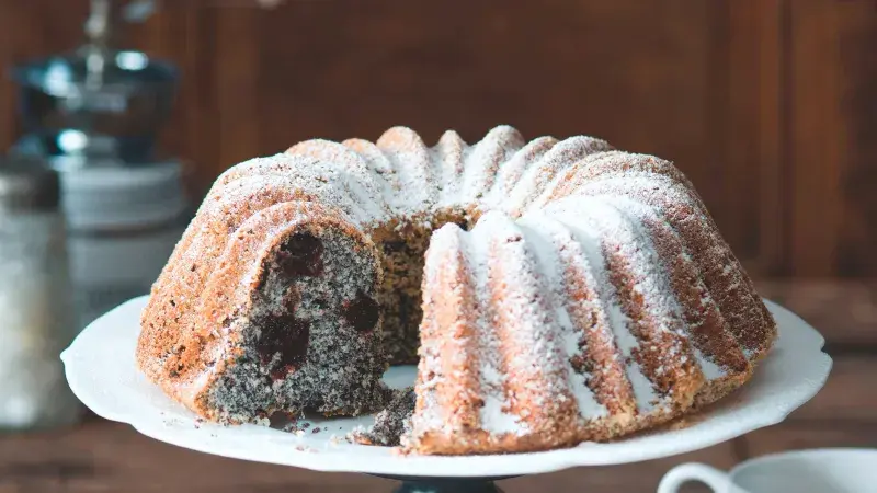 Maková bábovka se švestkami