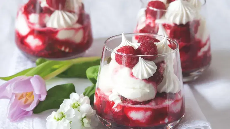 Malinový Eton mess