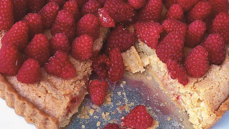 Mandlový koláč s malinami