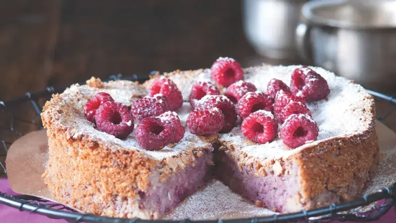 Koláč s mandlemi a malinami