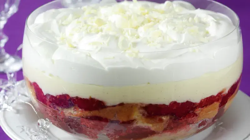 Maliny s vanilkovou omáčkou a bílou čokoládou