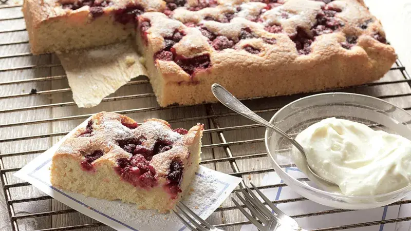 Mandlové řezy s malinami