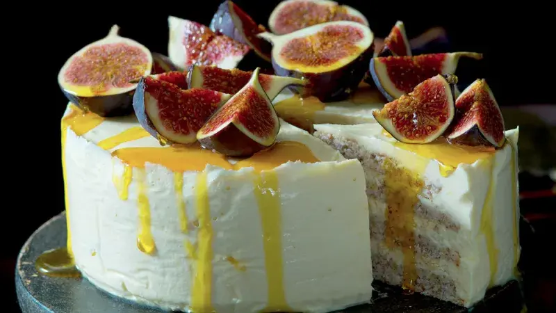 Mandlový pusinkový dort s medovým mascarpone