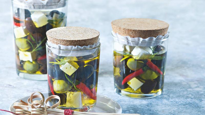Marinované olivy s balkánským sýrem a chilli