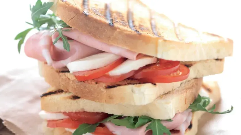 Sendvič mortadela, rajčata a sýr