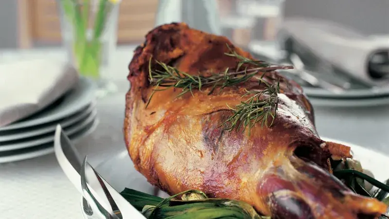 Jehněčí kýta pečená s jarními cibulkami