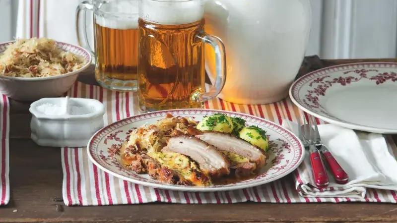 Pečený vepřový bůček s žemlovou nádivkou