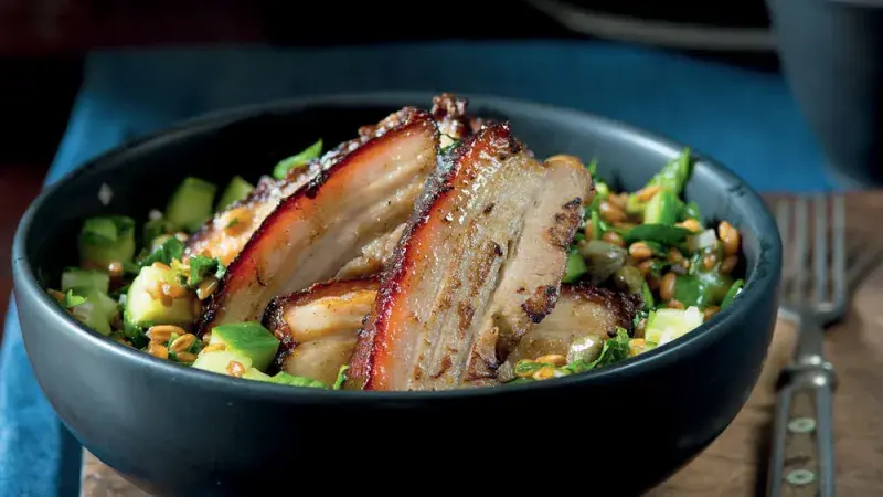 Medový bůček na špaldovém salátu