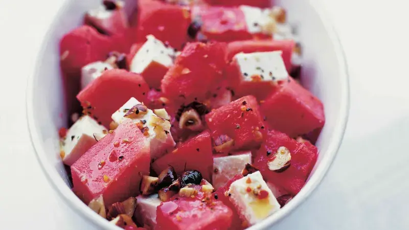 Salát z melounu, sýra feta a oříšků