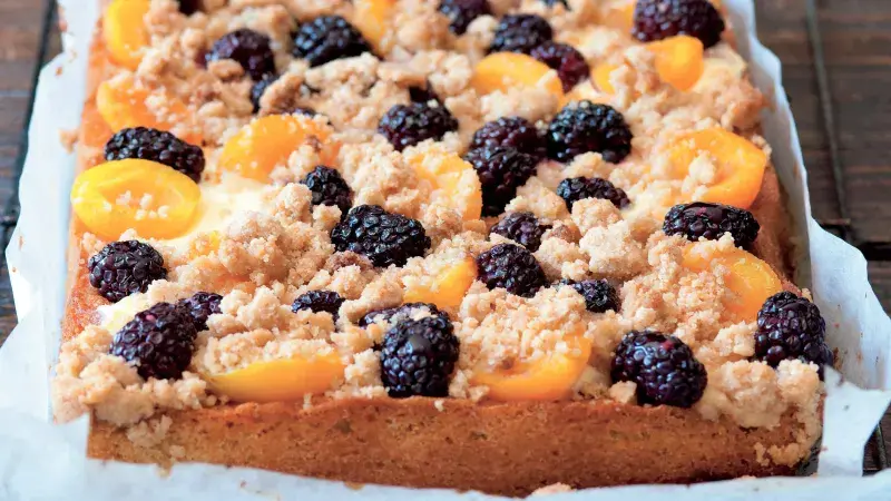 Meruňkový koláč s ostružinami a drobenkou