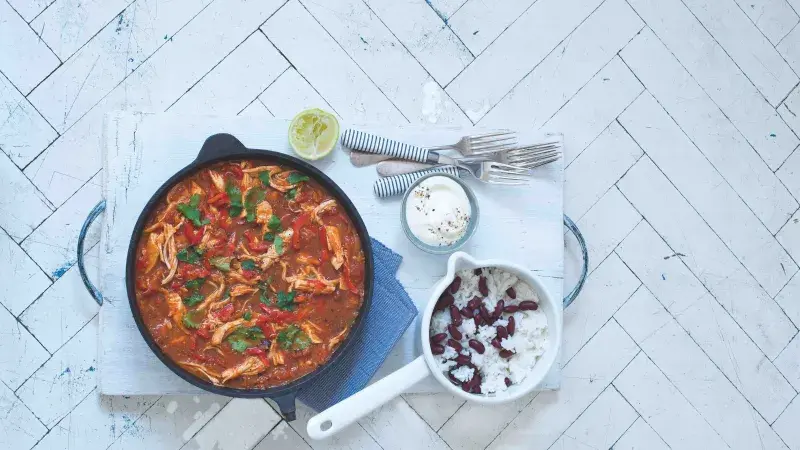 Mexický kuřecí kotlík s rýží a fazolemi