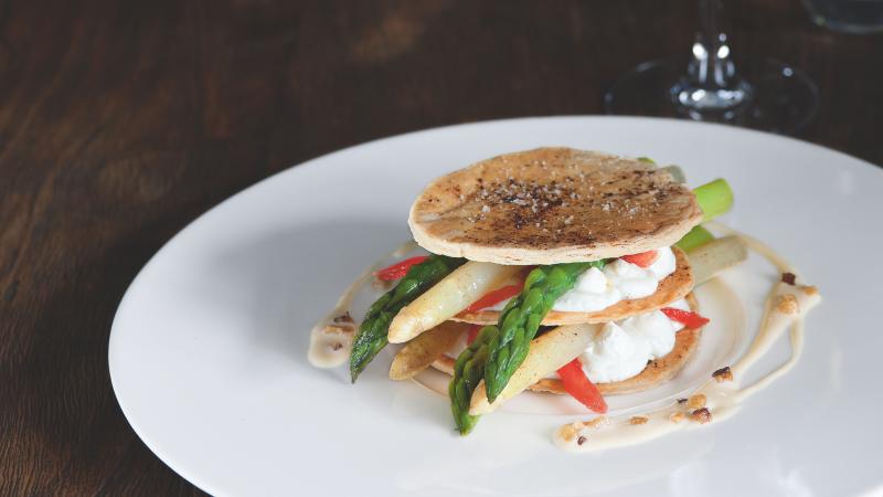 Mille feuille z chřestu, kozího sýra a mangalice