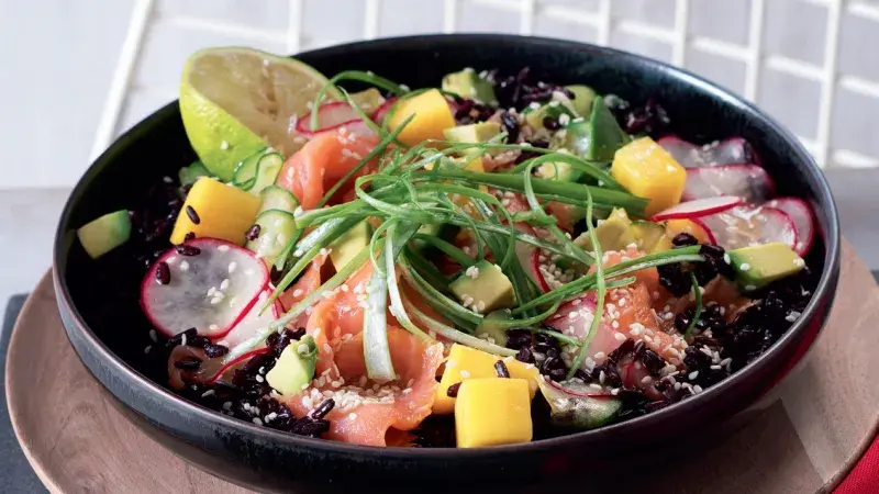 Miska s uzeným lososem