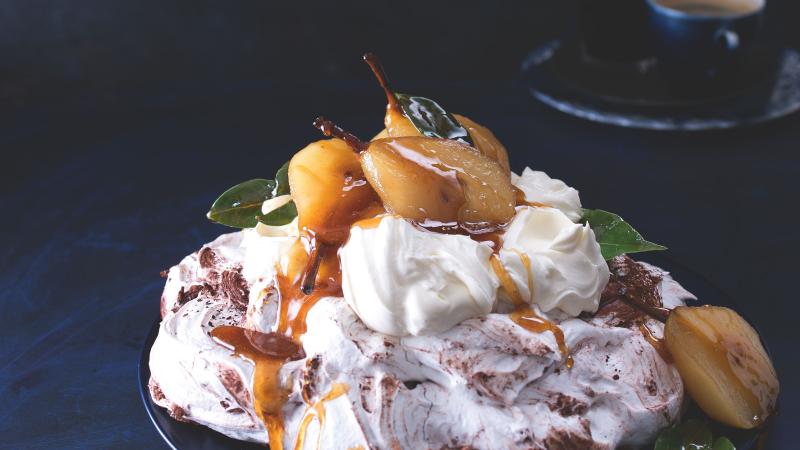Mramorovaná čokoládová pavlova s hruškami