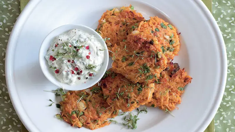 Mrkvové placičky s bylinkovým dipem