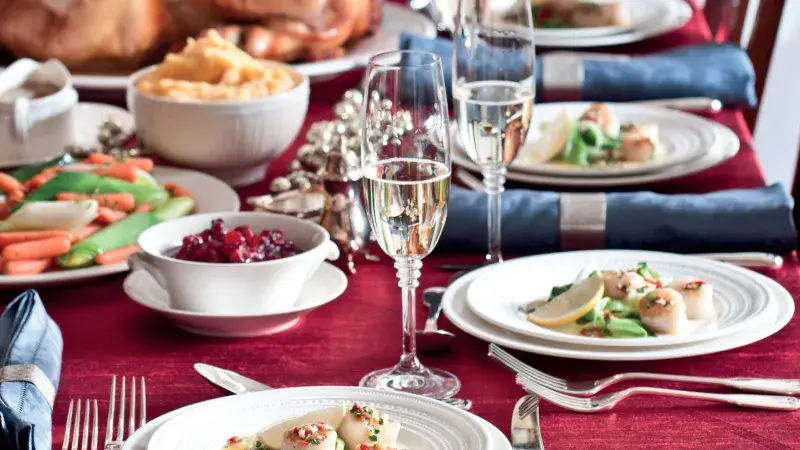 Mušle sv. Jakuba s ochuceným máslem na cibulce vařené v páře