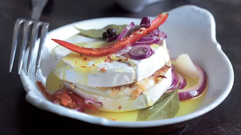 Pikantní nakládaný hermelín s chilli