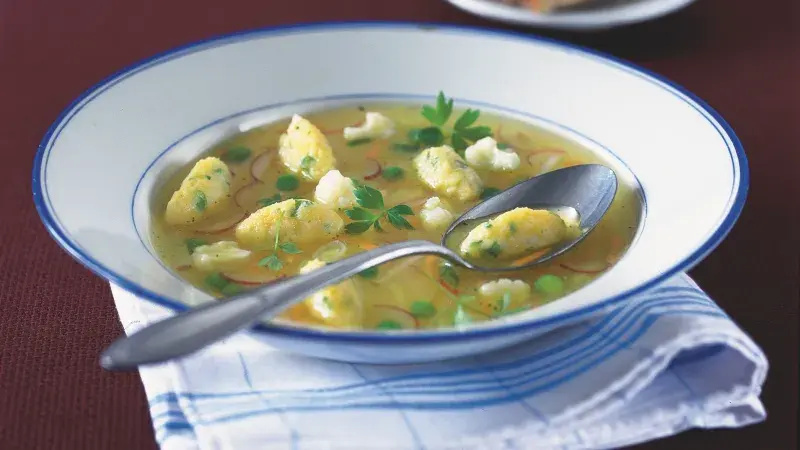 Jarní zeleninová polévka se sýrovými nočky