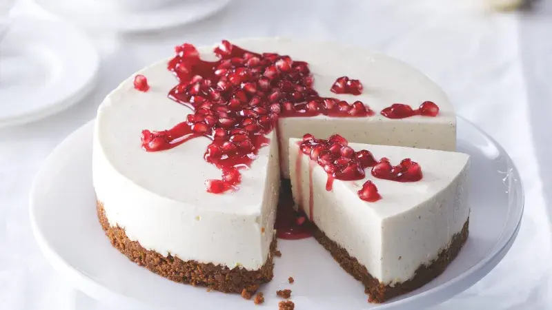 Nepečený cheesecake se sirupem z granátových jablek