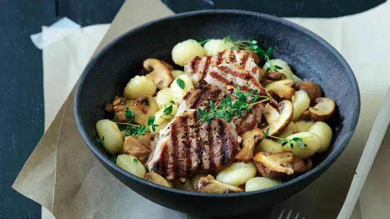 Noky s houbami a medailonky z panenky