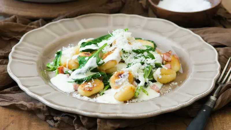 Noky se šunkou, špenátem a parmazánem