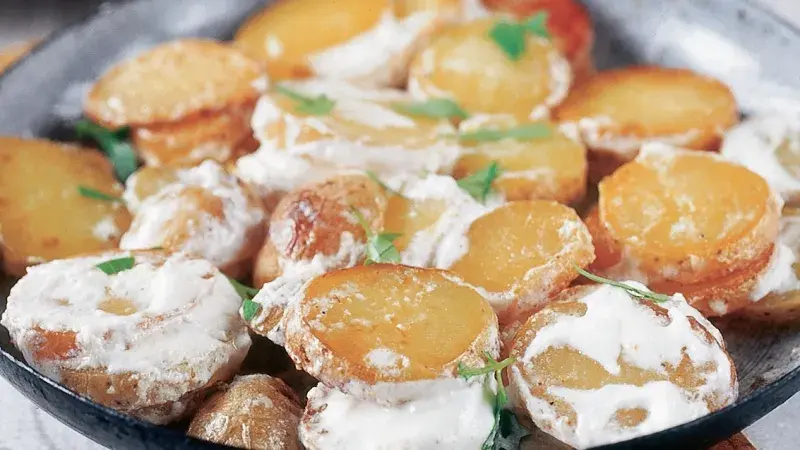 Nové brambory se zakysanou smetanou