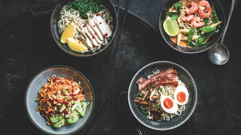 Polévka s nudlemi, citronovou trávou, zázvorem a kuřecím masem