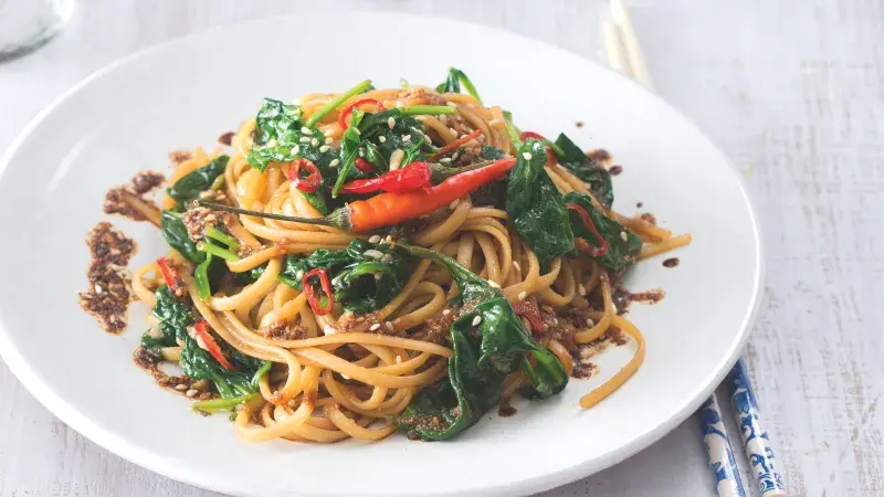 Nudle se špenátem po asijsku