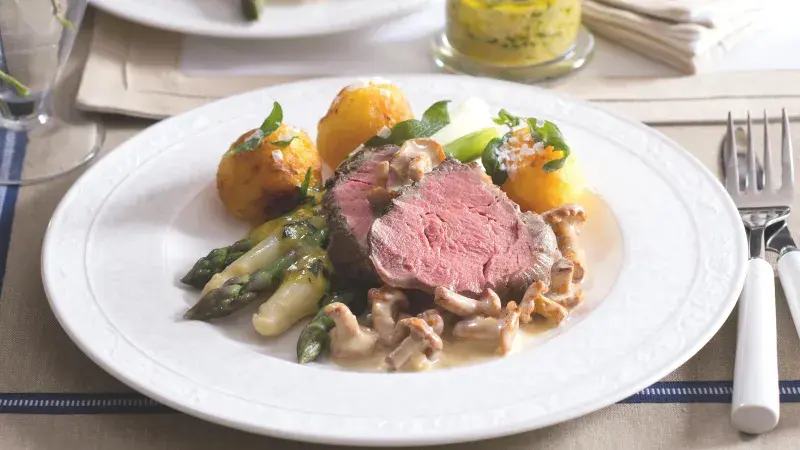 Hovězí filet pečený na hořčici se smetanovými houbami