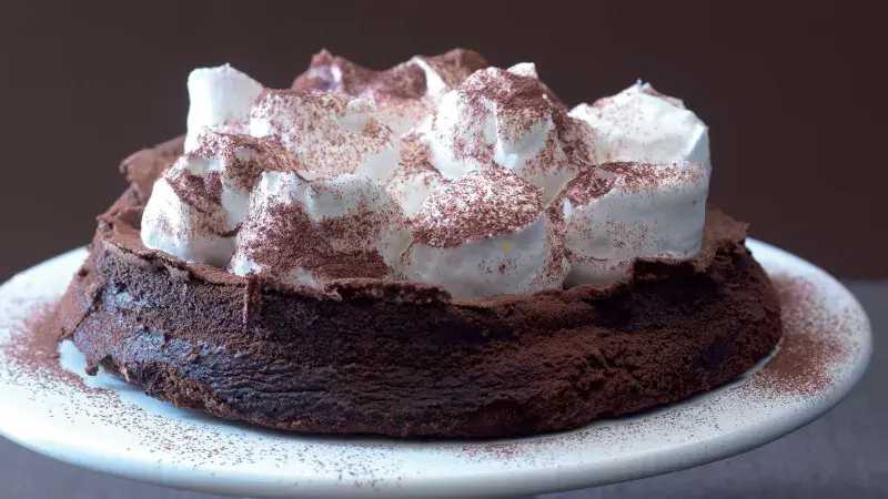 Obláčkový čokoládový dort