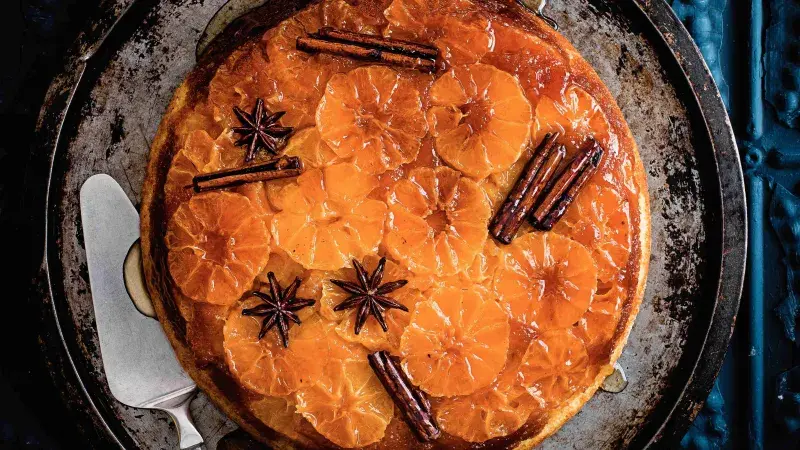 Obrácený kořeněný mandarinkový koláč