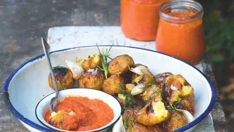 Omáčka romesco a pečené brambůrky