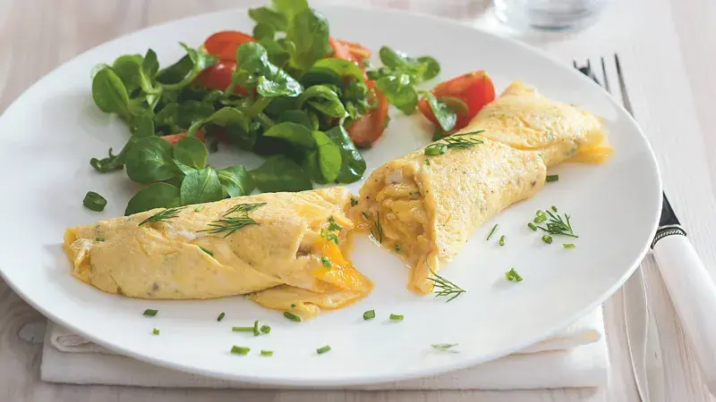 Vaječná omeleta se salátkem